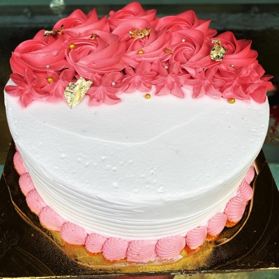 Vanilla Cake with Roses Design